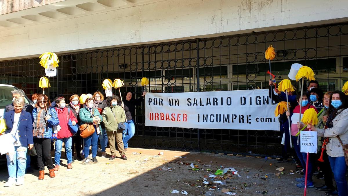 La &quot;sucia&quot; protesta con fregona en lo alto de las trabajadoras de la limpieza, frente a la lonja del Concello de Vigo.