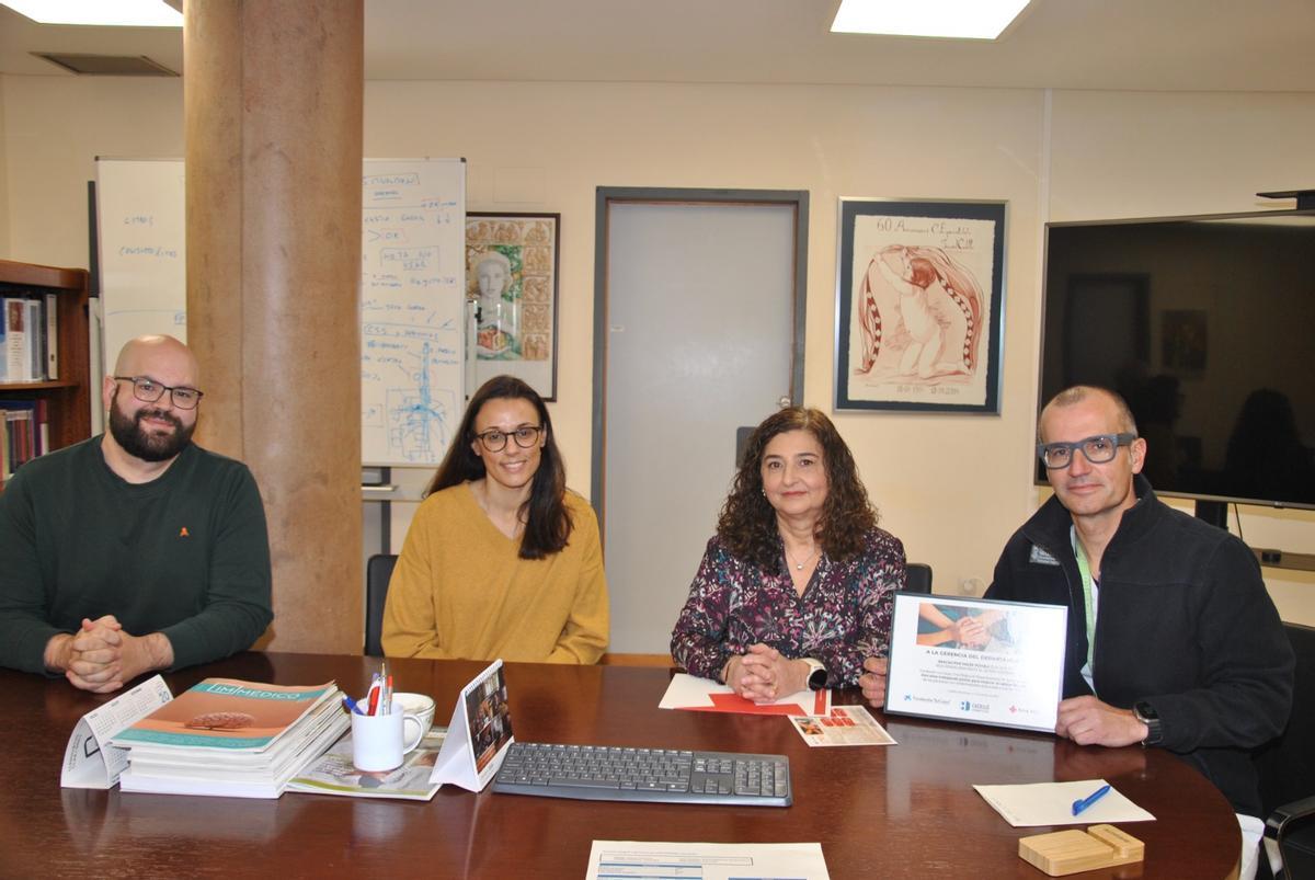 En agradecimiento a una década de trabajo conjunto  Francisco José Morales, María Antonia Crespo y Esther Izquierdo entregaron un diploma a Raúl Ferrando, gerente del Departamento de Salud de Castellón