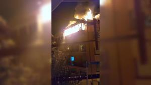 Incendio en la calle de Granada, en Badalona, en el que ha muerto una persona
