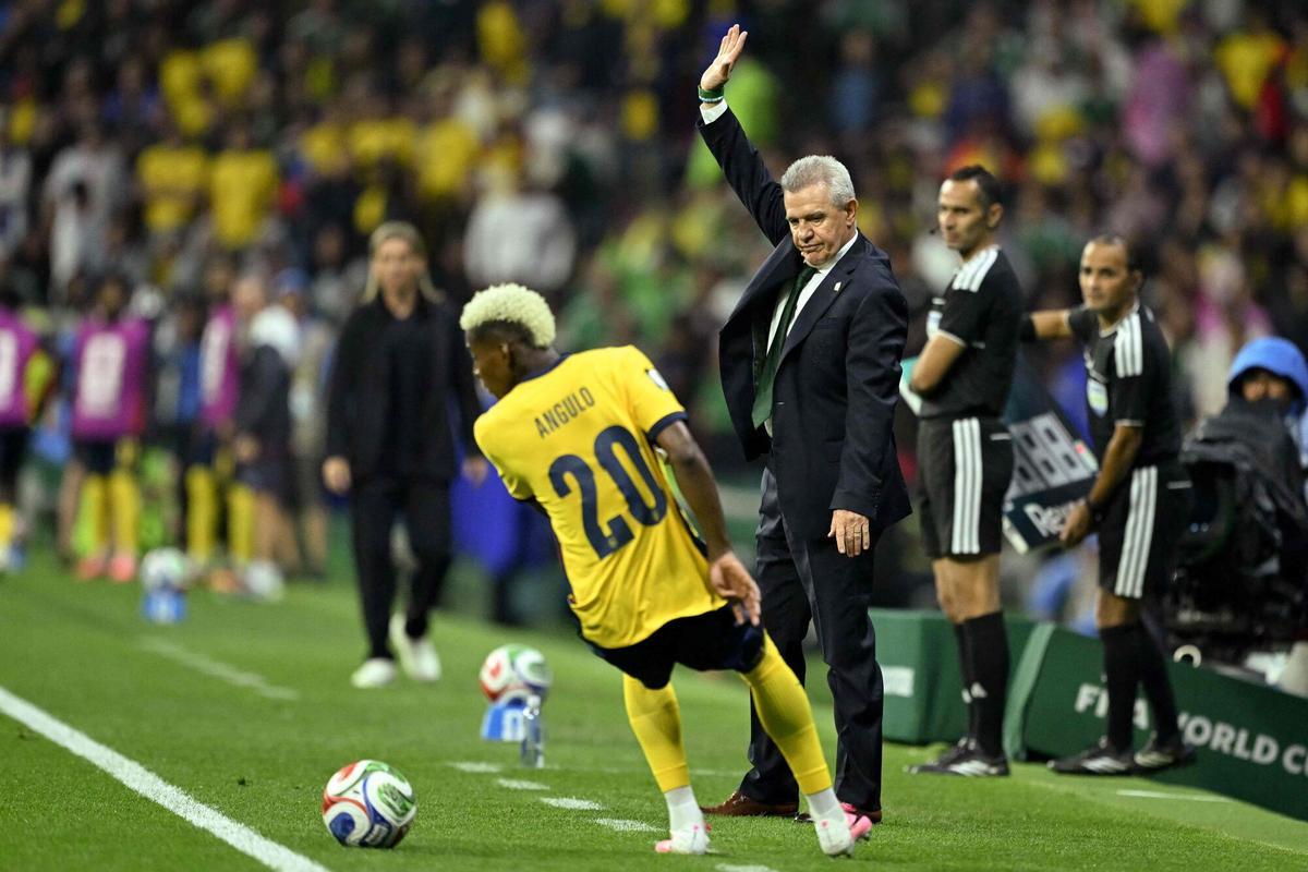 Mexico's head coach Javier Aguirre gestures next to Ecuador's forward #20 Nilson Angulo during the 2026 World Cup round of 32 football match between Mexico and Ecuador at the Mexico City Stadium in Mexico City on June 30, 2026. (Photo by CARL DE SOUZA / AFP)