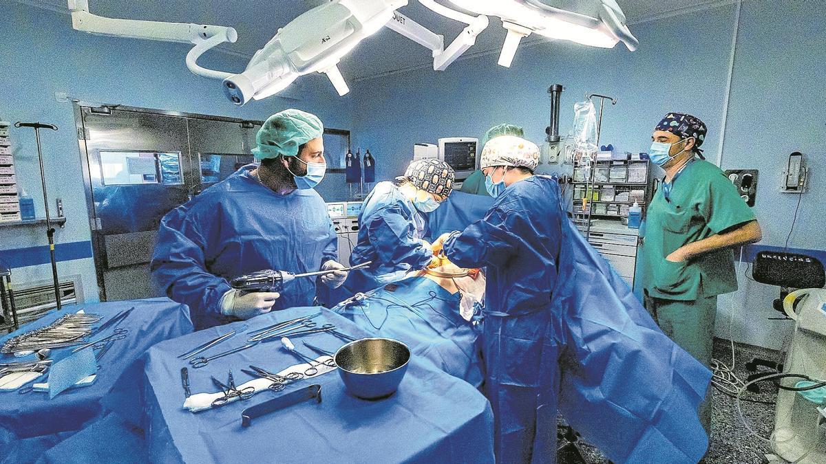 Hospital de la Vila-Joiosa durante una intervención de traumatología en una imagen de archivo
