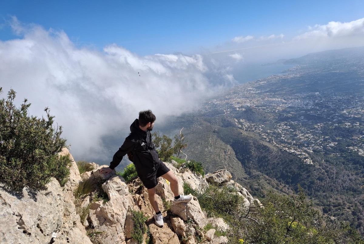 Un mar de nubes en el Montgó (imágenes)