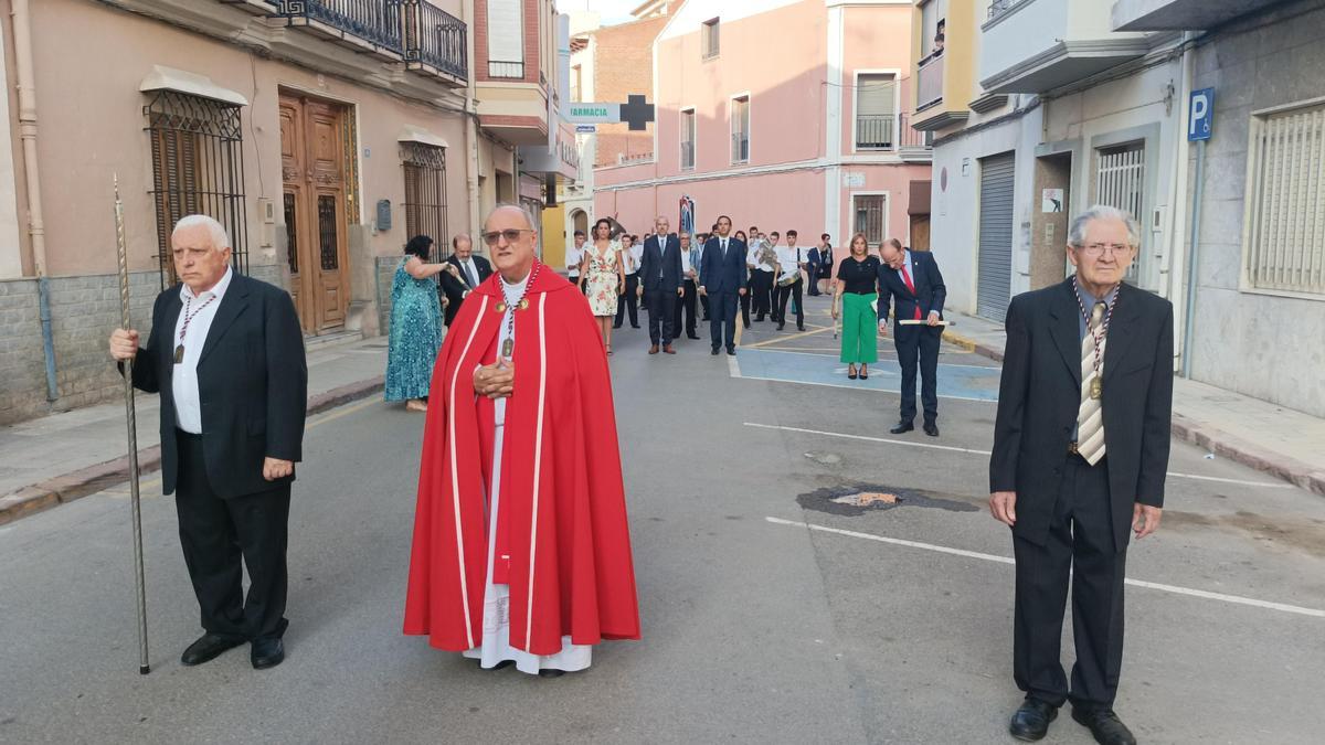 Durante la procesión se vivieron momentos de gran emotividad por la despedida del párroco.