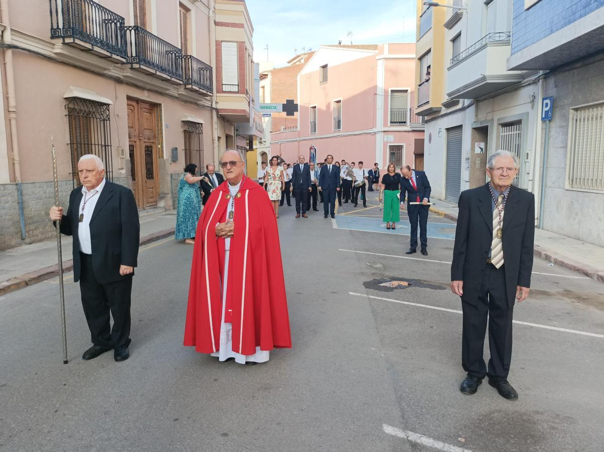 Durante la procesión se vivieron momentos de gran emotividad por la despedida del párroco.