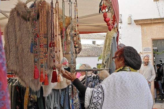 Auf dem traditionellen Markt im Pueblo Español (1. bis 10. 12.) geht es diesmal ausgesprochen musikalisch zu. Täglich sorgen Musikgruppen in dem Miniaturdorf für Weihnachtsstimmung. Die Stände sind bereits ab mittags geöffnet. Der Eintritt kostet 5 Euro, dafür gibt es aber auch einen Becher Glühwein.