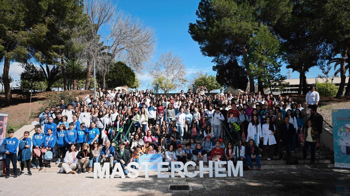 Concentración de los estudiantes realizando foto de familia MASTERCHEM