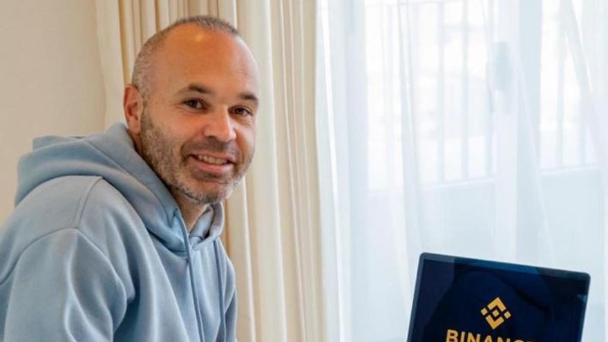 Del &quot;Kalise para todos&quot; al &quot;Binance For All&quot;: Andrés Iniesta se mete en el mundo de las criptomonedas y la CNMV se lo afea