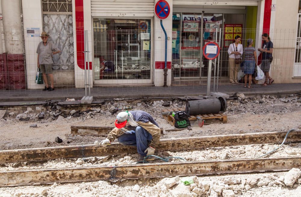 Las obras en la calle Pintor Gisbert sacan a la luz las antiguas vías del tranvía