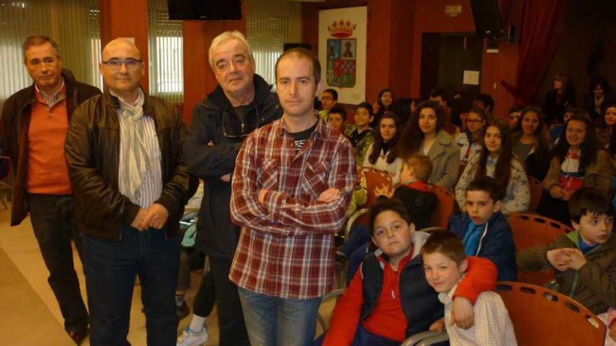 Javier Cristobo y Alberto Vizcaíno, flanqueados por los profesores Ramón López y Jesús Oliveros, con los alumnos del Aurelio Menéndez ayer en San Antolín.