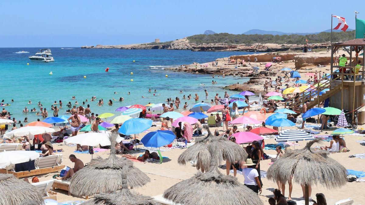 Turistas en Platges de Comte el pasado mes de julio.