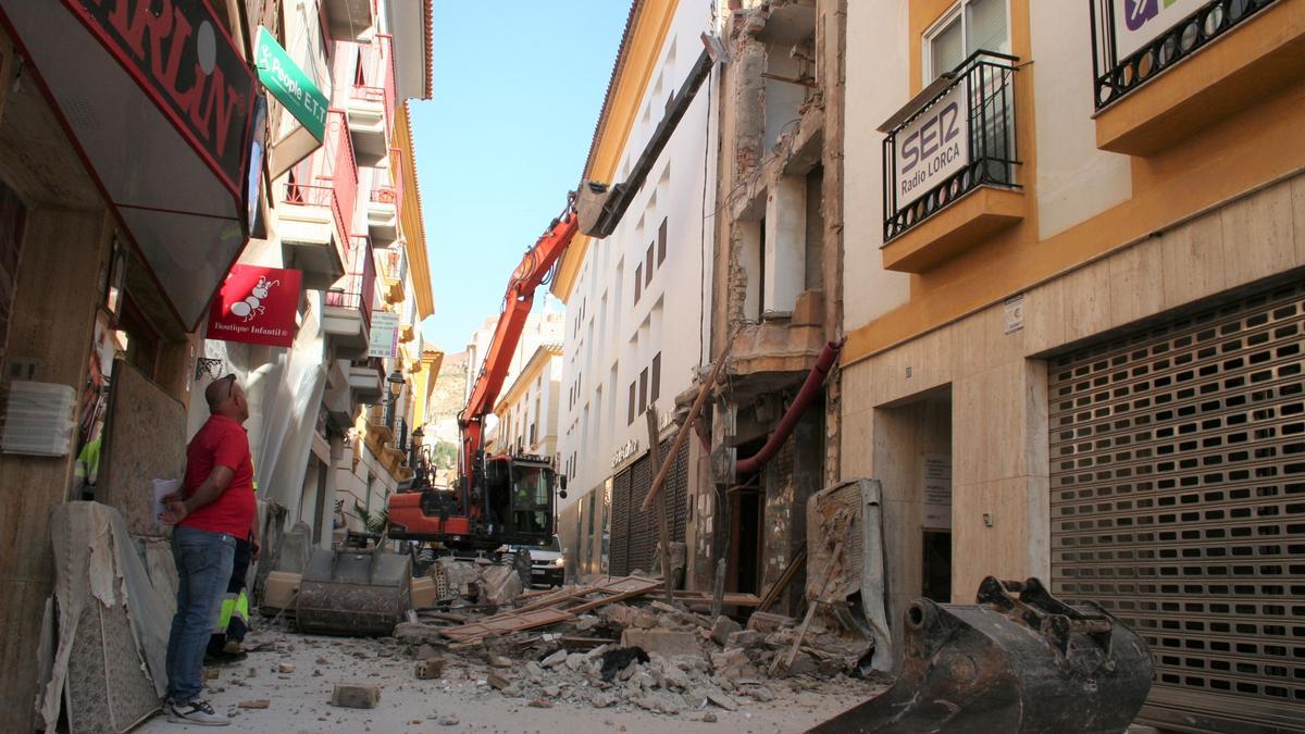 Una excavadora derribaba, este lunes, con sumo cuidado la vivienda situada entre dos inmuebles en la calle Pío XII que permanecerá cortada durante algunos días.