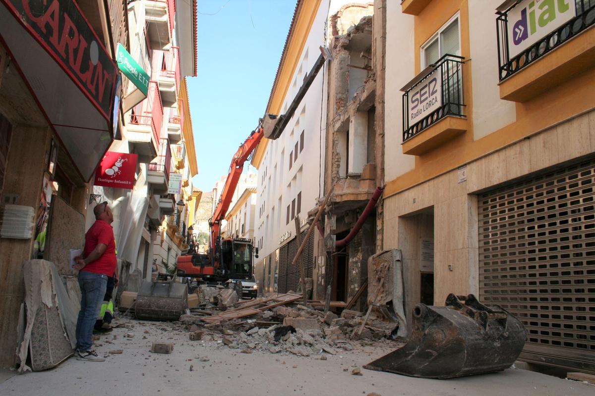 Una excavadora derribaba, este lunes, con sumo cuidado la vivienda situada entre dos inmuebles en la calle Pío XII que permanecerá cortada durante algunos días.