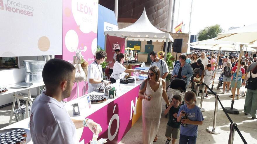 La degustación de productos de León en la Feria de Muestras trae mucha cola