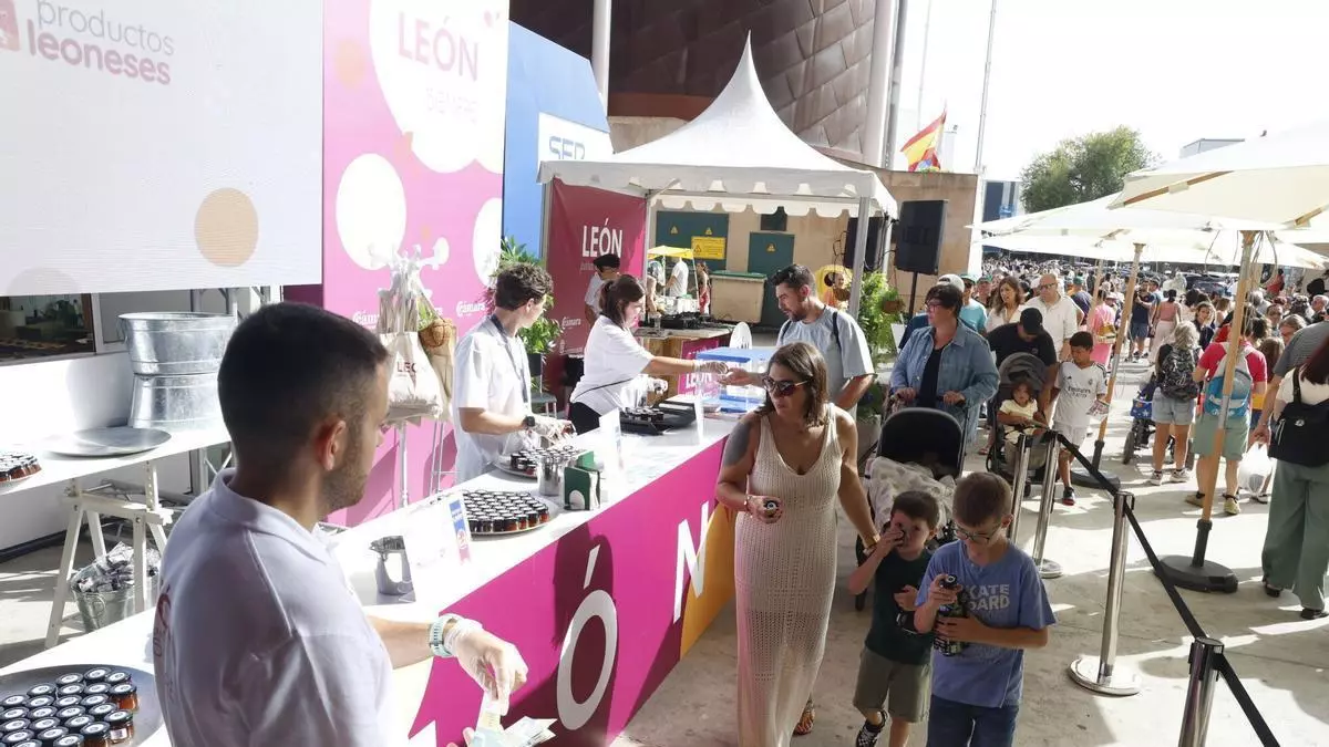 La degustación de productos de León en la Feria de Muestras trae mucha cola