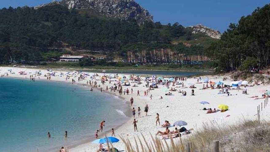 Turistas disfrutan de una jornada de sol en Cíes // R. Grobas