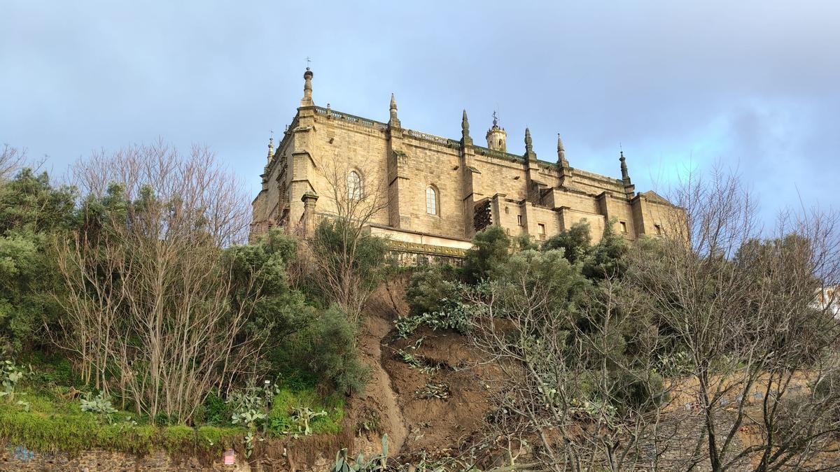 Esta semana la alcaldesa anunció haber recibido 2 millones para destinar a reconstruir la ladera de la catedral.