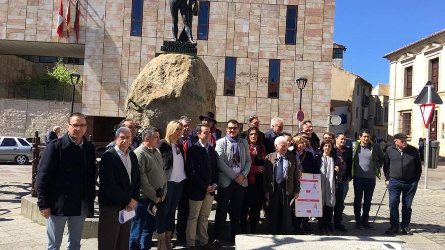 Socialistas benaventanos posando con otros de la provincia bajo la estatua de Viriato en Zamora.