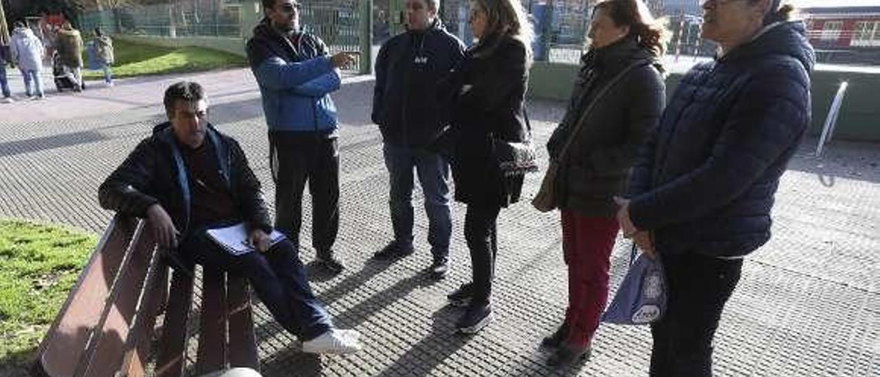 Por la izquierda, Andrés Montejo, de la AMPA, y los padres Rubén Facundo, Ignacio Sánchez, María I. Ferreiro, Ana M. López y Raquel Martínez,