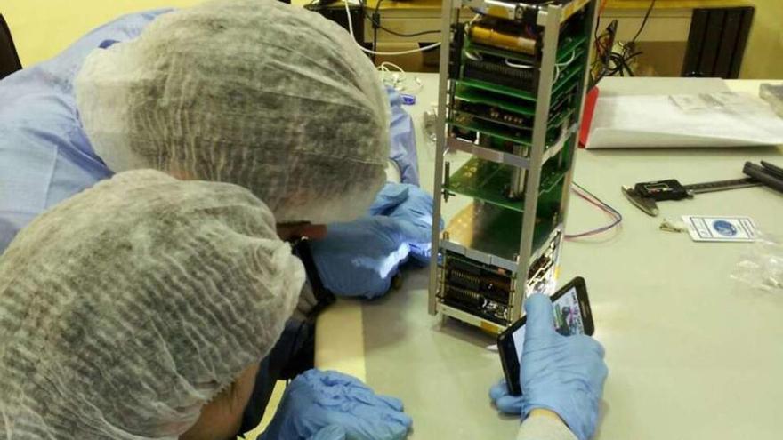 Técnicos de una facultad gallega trabajan en la elaboración de un satélite. // FdV