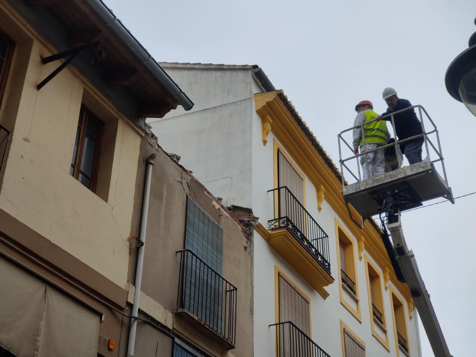 Revisan el estado del tejado de una casa abandonada en el casco antiguo de Xàtiva