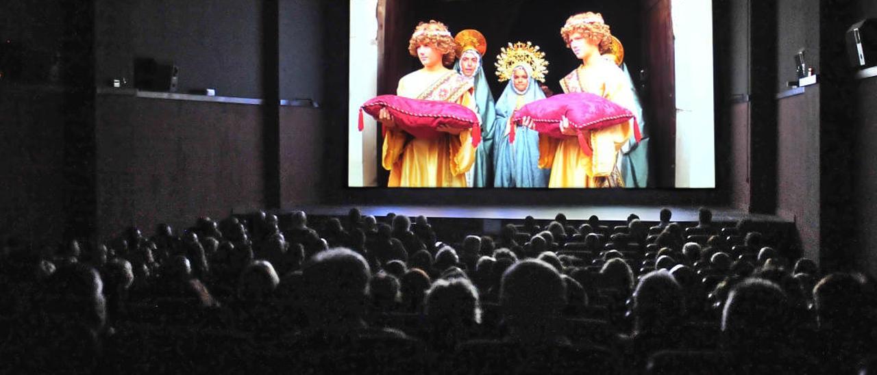 El estreno se realizó en la sala B del Odeón; de izquierda a derecha, un momento de la proyección; Pablo Mas dirigiéndose al público; y la cola para ver el estreno.