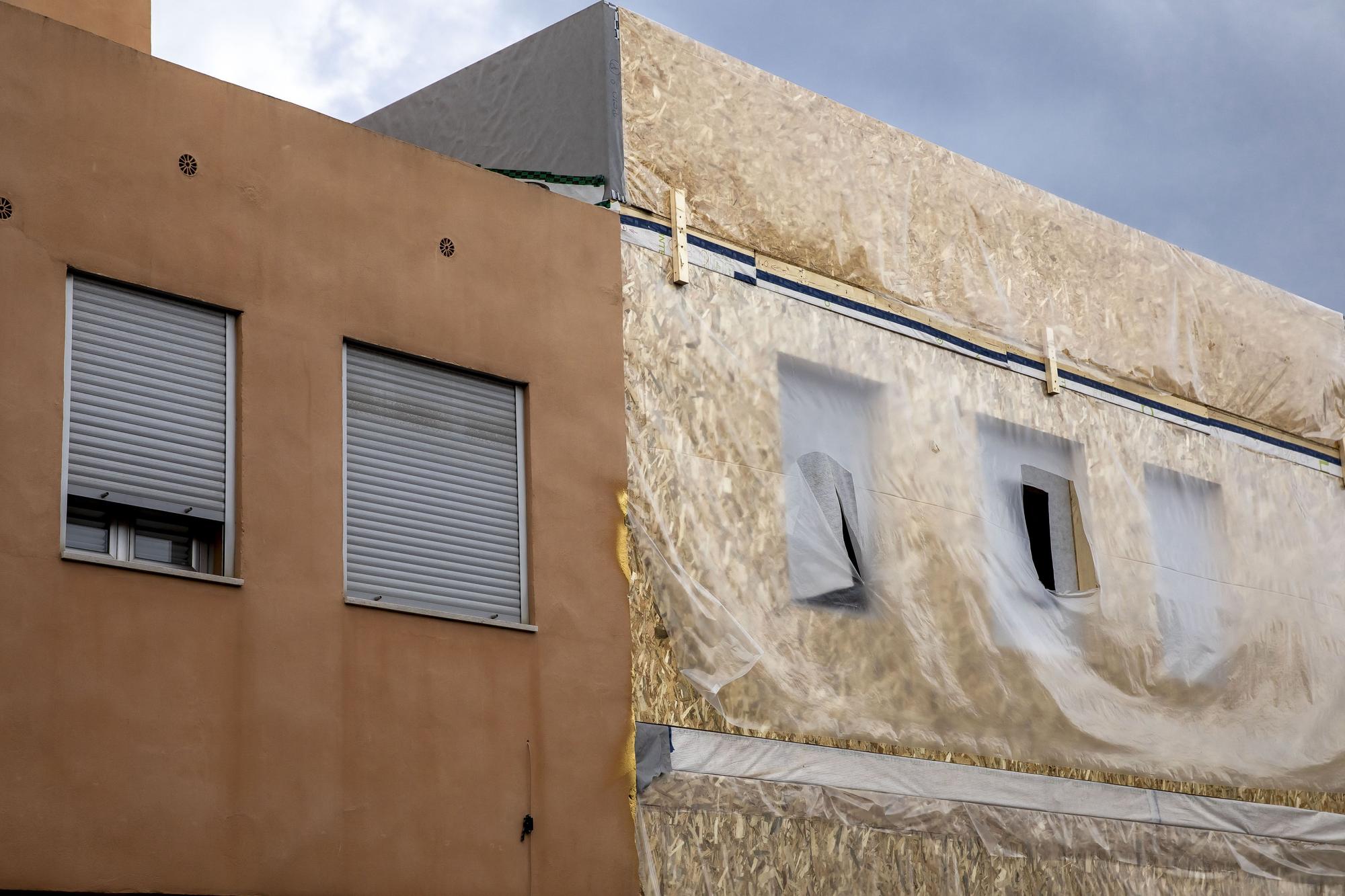 Construcción de viviendas en madera en la calle Llucmajor del Molinar