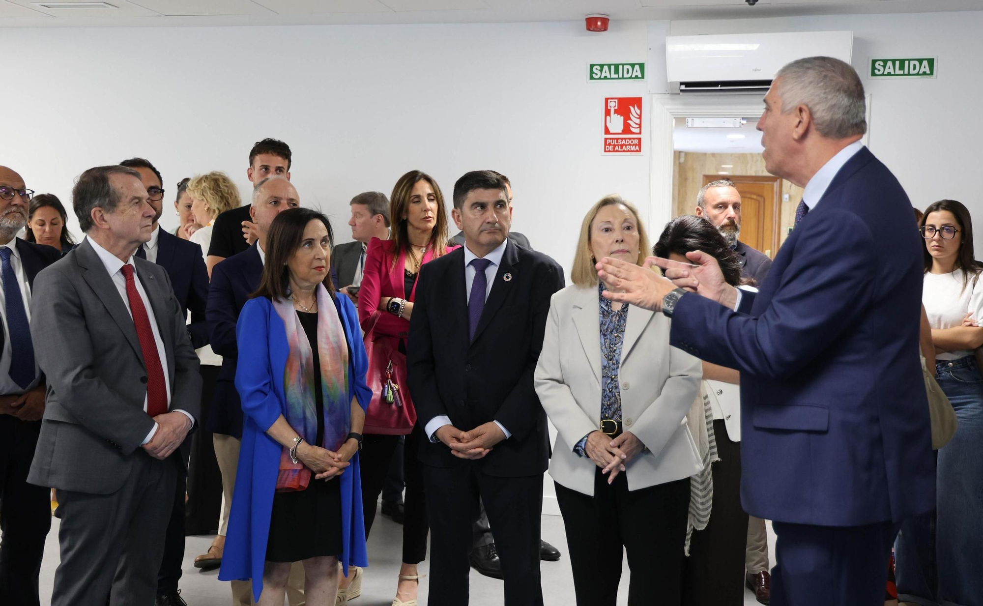 La ministra de Defensa, Margarita Robles, visita la sede de Indra en Vigo