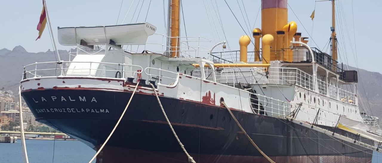 El vapor La Palma, atracado en el Puerto de Santa Cruz de Tenerife.