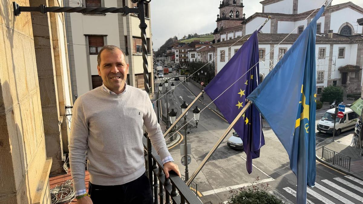 José Manuel González Castro en el balcón del Ayuntamiento de Cangas de Onís.