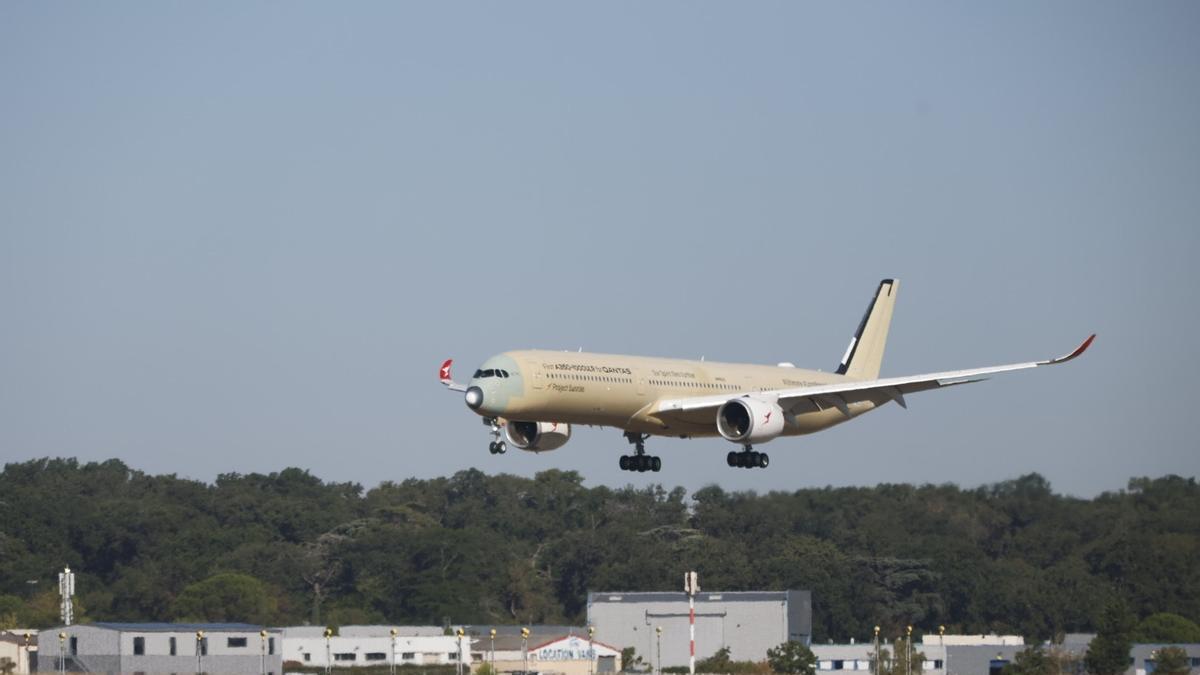 El Airbus A350-1000ULR en su aterrizaje en Toulouse.