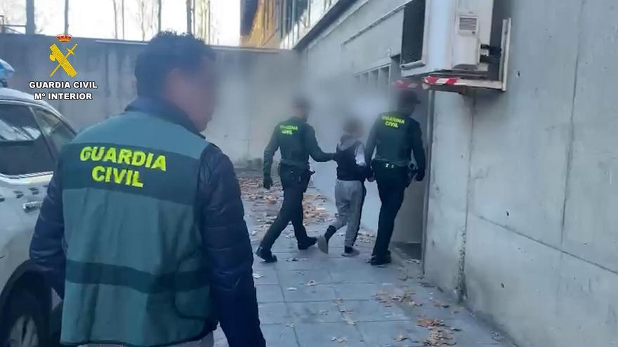 Detienen a una mujer y un hombre por forzar a casarse a una niña a cambio de 3.000 euros