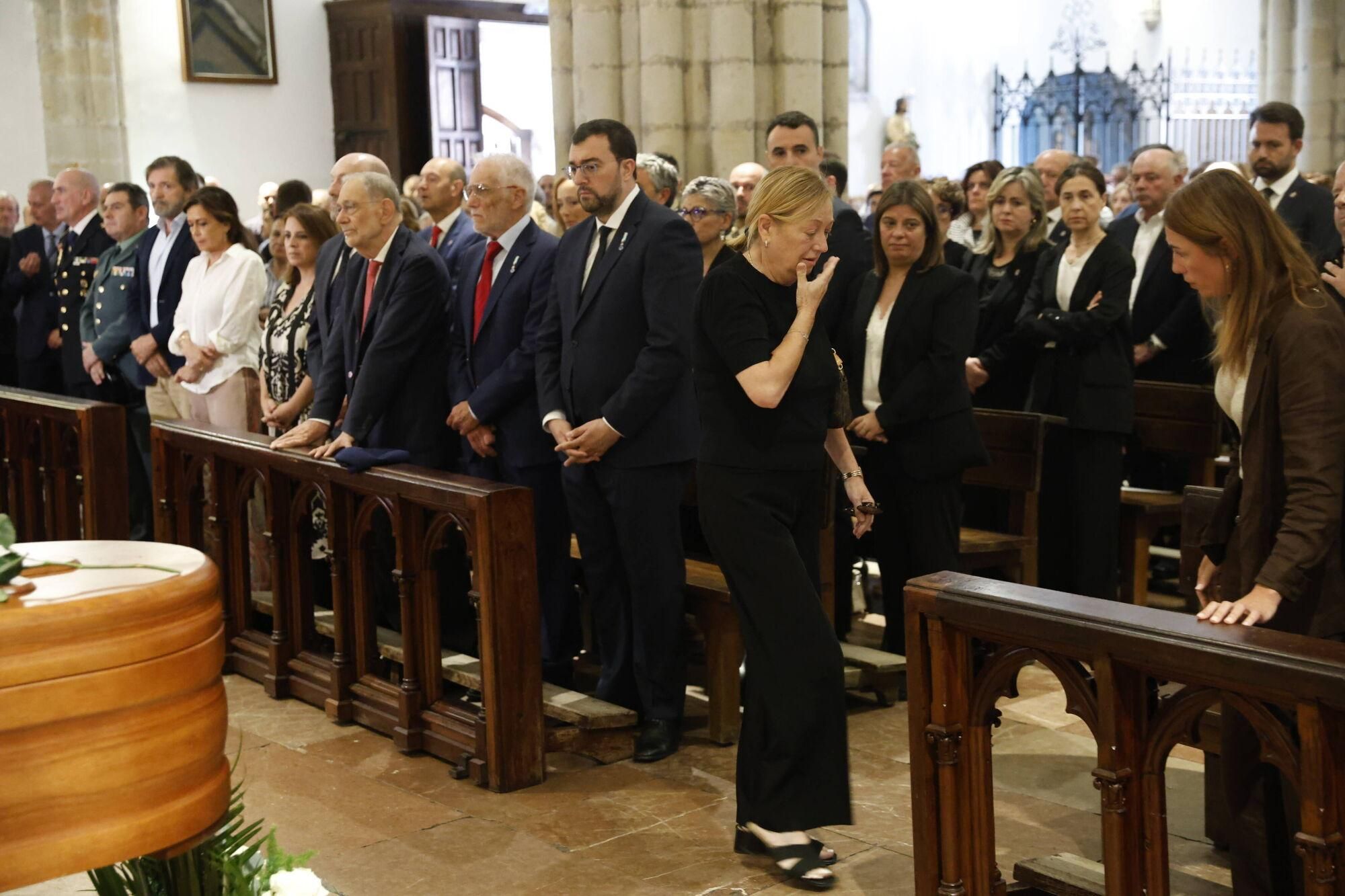 Las imágenes del funeral de Antonio Trevín en la basílica de Llanes.