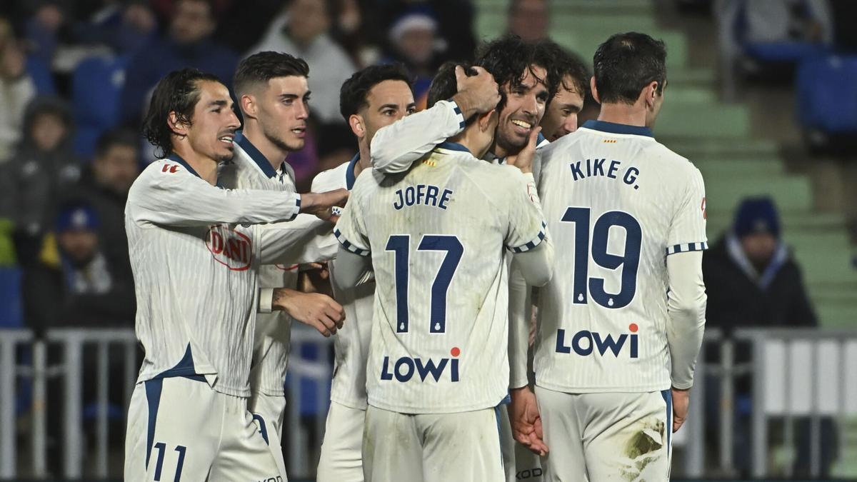 Los jugadores del Espanyol celebran el gol de Cabrera ante el Getafe.