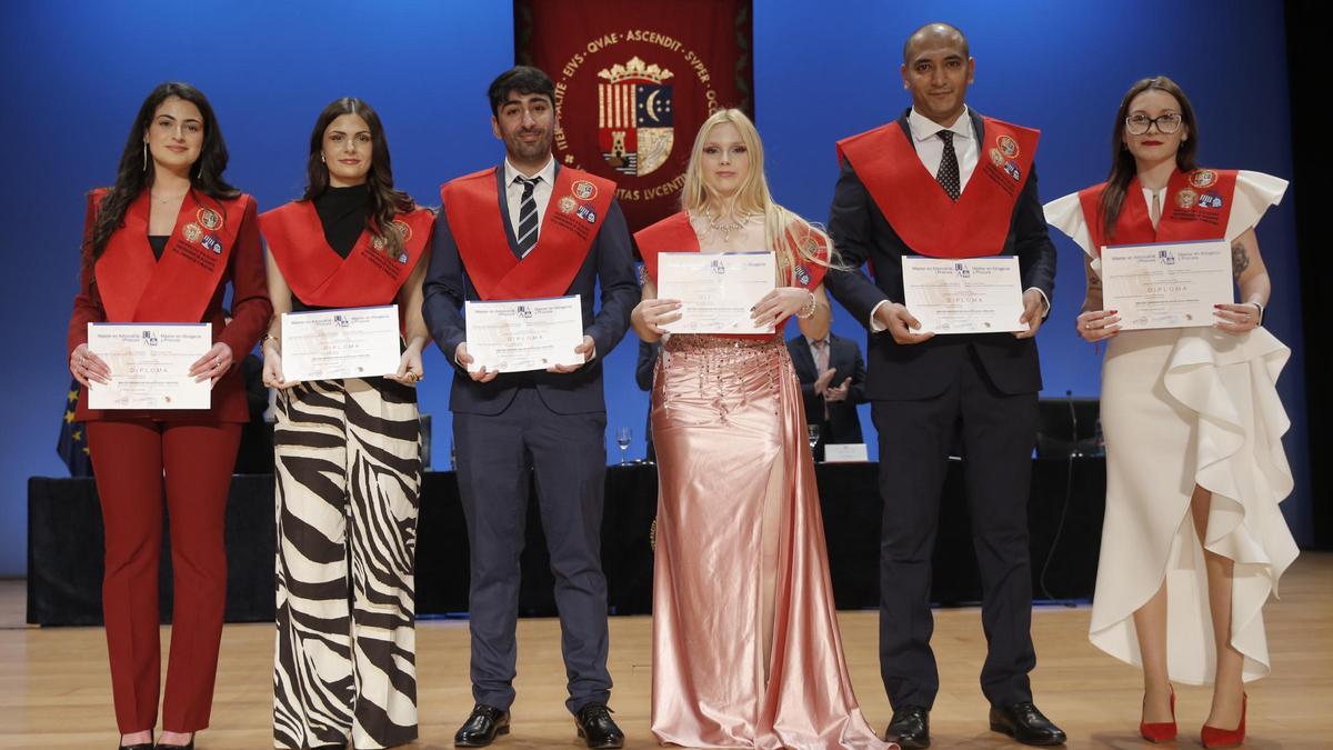 Graduación de la primera promoción de estudiantes  del master común de la Abogacía y los Procuradores en la Universidad de Alicante