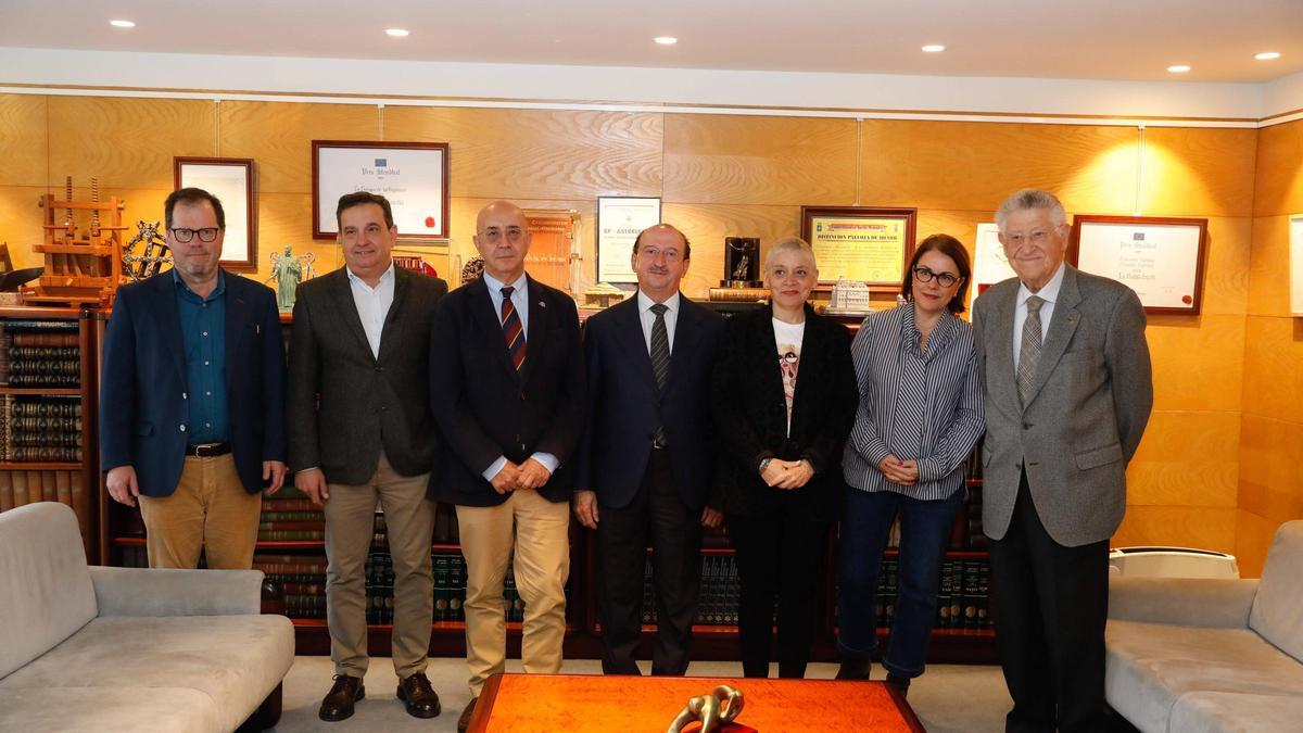 Los miembros del jurado, en la sede de LA NUEVA ESPAÑA