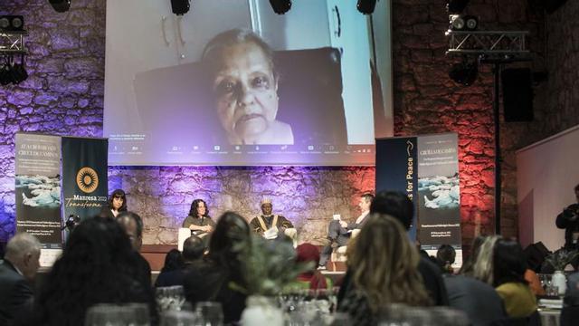 Ela Gandhi va seguir l’acte per videoconferència, amb Ligia Matamoros i Sheikh Shaban Mubaje, asseguts al centre  | OSCAR BAYONA