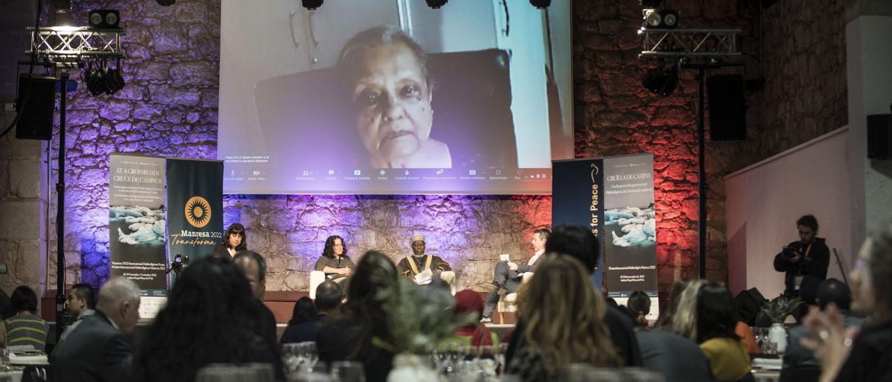 Ela Gandhi va seguir l’acte per videoconferència, amb Ligia Matamoros i Sheikh Shaban Mubaje, asseguts al centre  | OSCAR BAYONA