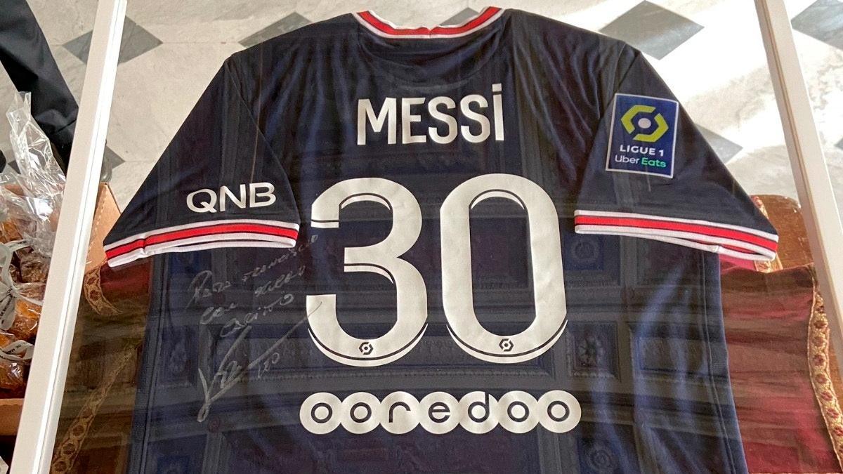 Messi ha regalado al Papa Francisco una camiseta firmada con dedicatoria