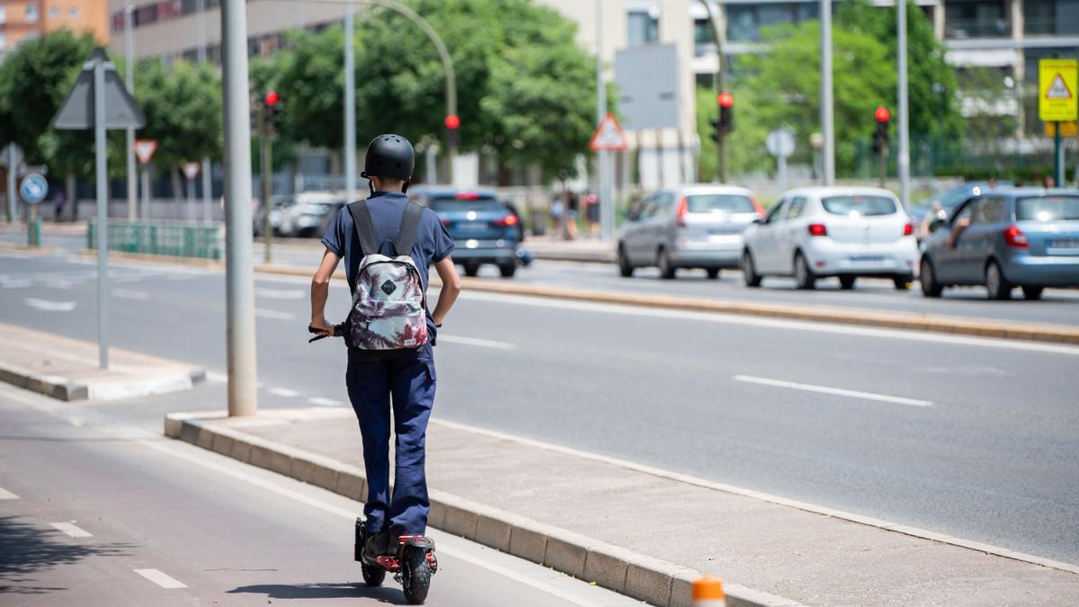 Un joven circula en patinete eléctrico.