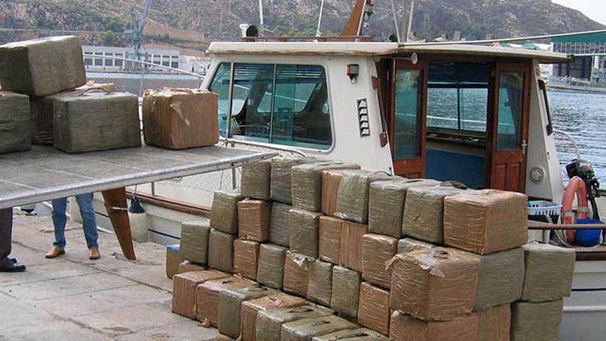 Los agentes se incautaron de casi 7.000 kilos de hachís que los detenidos traían de Marruecos. / efe