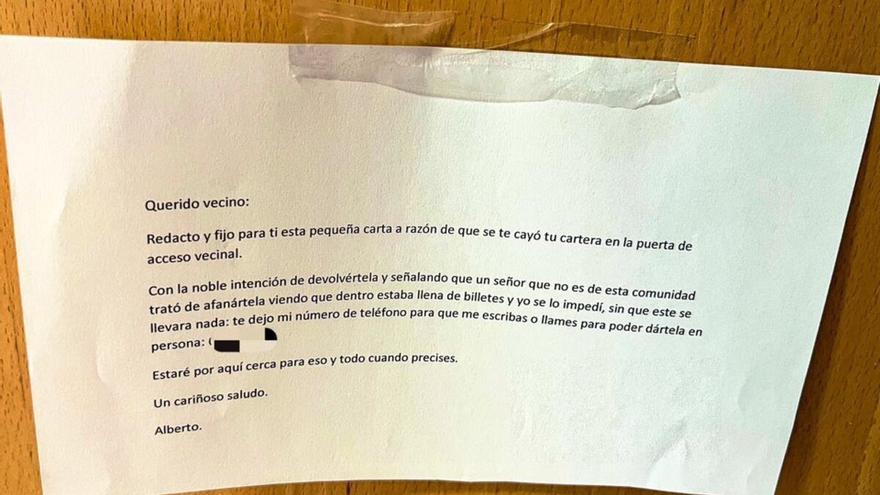 El noble gesto de un vecino con una cartera perdida llena de billetes en el portal: &quot;Impedí que se la llevara&quot;