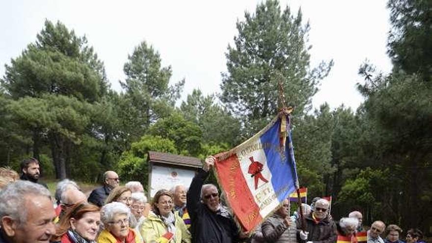 Asistentes al acto en la fosa común del pinar de Salinas.