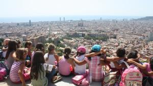Niños de la Fundació Pare Manel con la ciudad de Barcelona a sus pies.