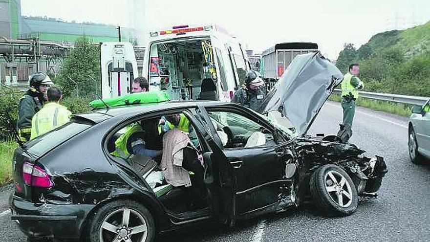 El vehículo de la mujer herida, ayer, en la carretera de Tabaza.