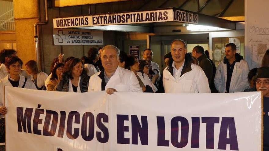 Los médicos en huegla se concentraron ayer frente al antiguo Hospital Xeral. // Ricardo Grobas