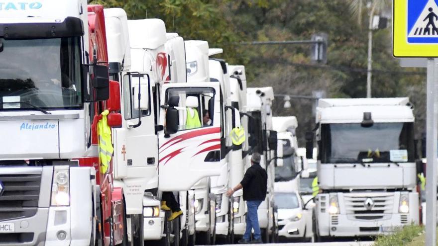 Caravana de camiones por la subida de precios y contra la gestión del Gobierno de España, ayer en las calles de la capital murciana  | L.O.