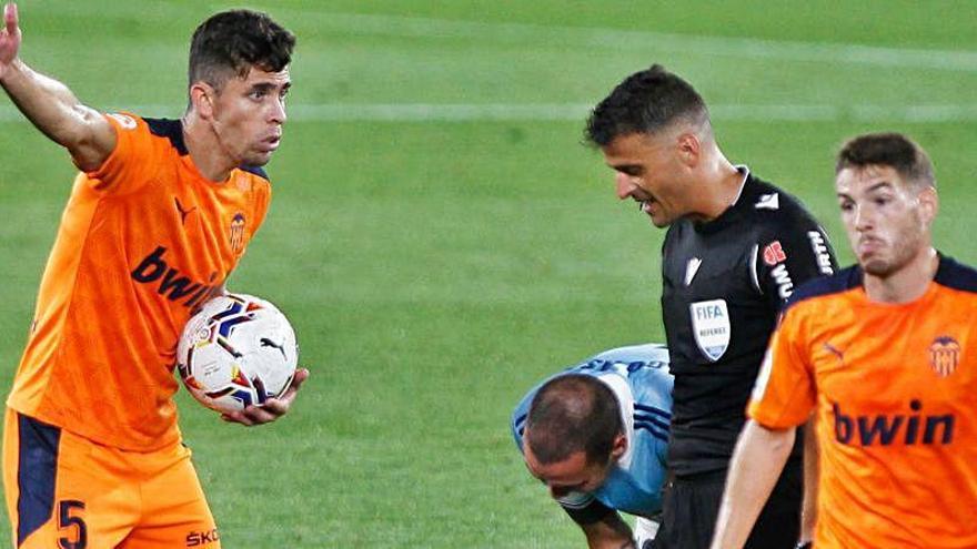 El Valencia pide la conversación del VAR y Gil Manzano en el 1-0