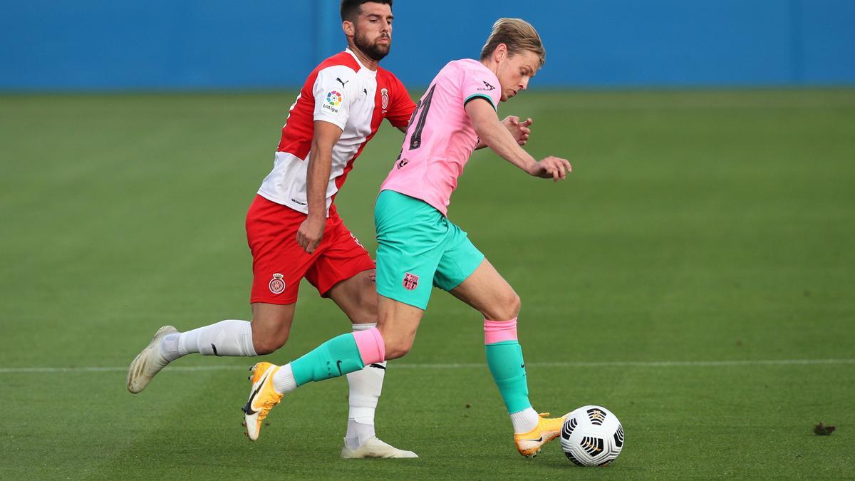 Jordi Calavera, perseguint una pilota amb Frenkie De Jong