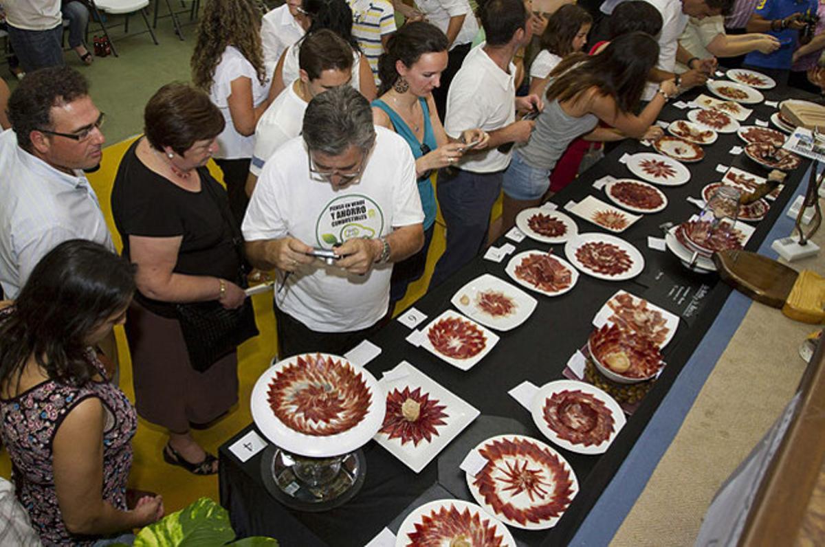 L’extremeny Jesús García Carrasco ha guanyat el concurs nacional de talladors de pernil, celebrat a la localitat de Corteconcepción (Huelva), on cada participant ha hagut de tallar un pernil de les mateixes dimensions.