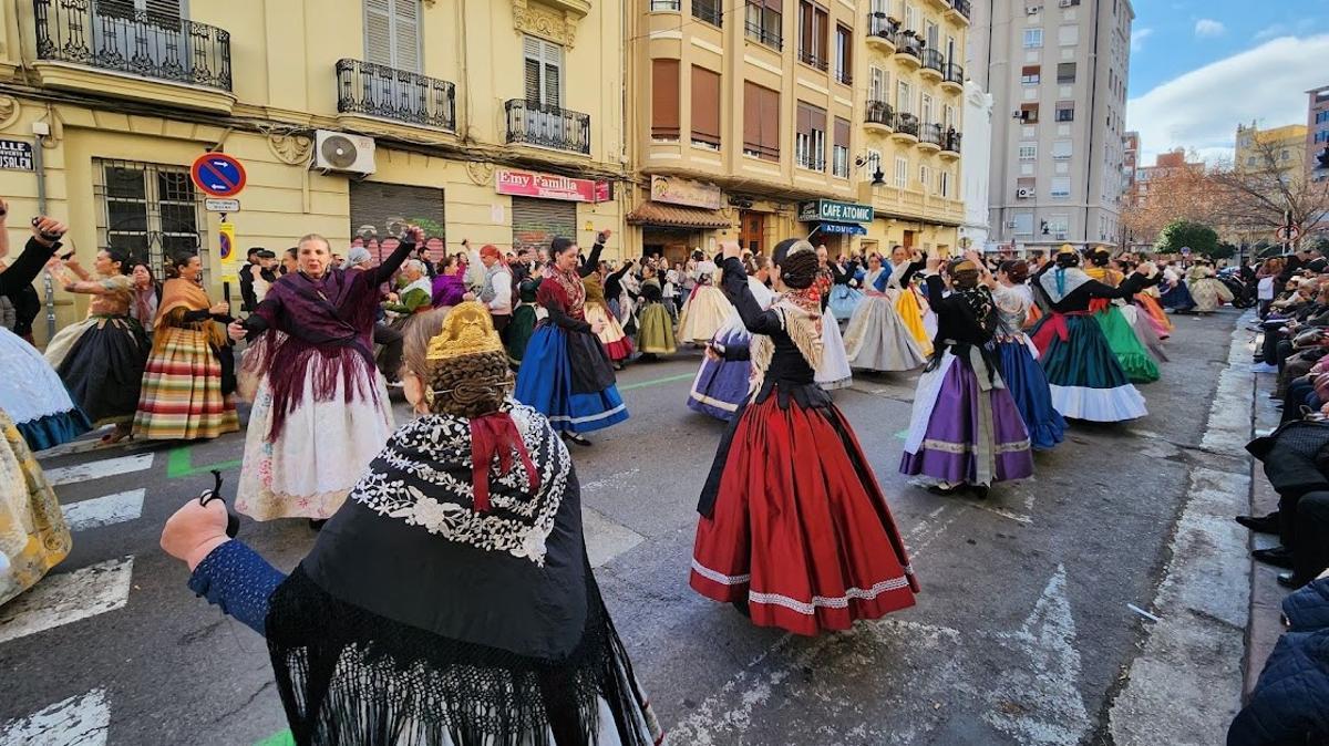 Sugerente imagen de las calles de la Roqueta con la dansà popular
